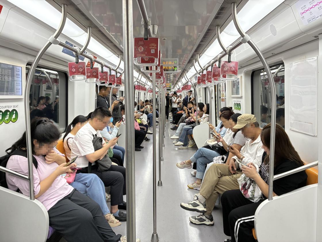 上海の地下鉄車内